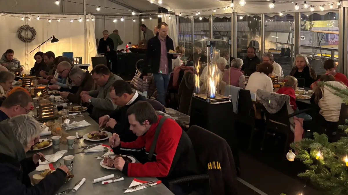 Volles Haus bei der Aktion "Gemeinsam statt einsam" auf dem Markt in Lübben. Die Kirche und die Betreiber der Eisbahn helfen, wenn Menschen an Heiligabend einsam sind.