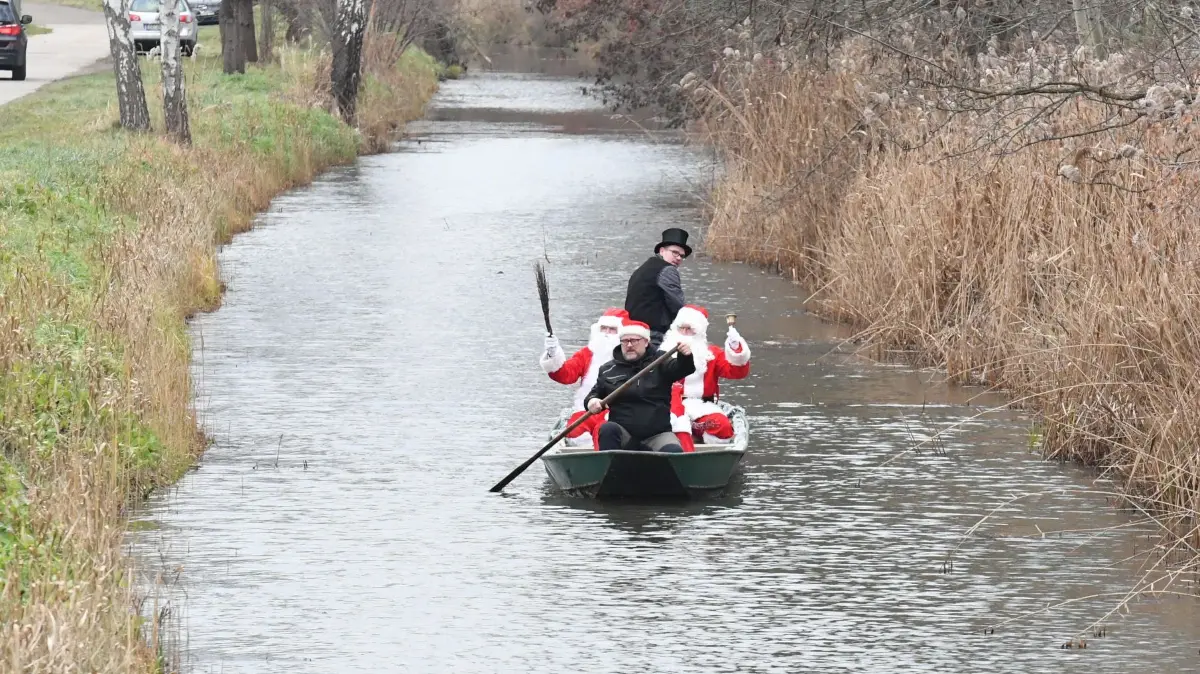 Ist das nicht romantisch? Zum ersten Mal in der langen Geschichte des Weihnachtsmann-Empfangs in Prösen kommt der gute Alte mit zwei Kollegen auf dem Wasser, nämlich mit dem Kahn auf dem Grödelkanal.