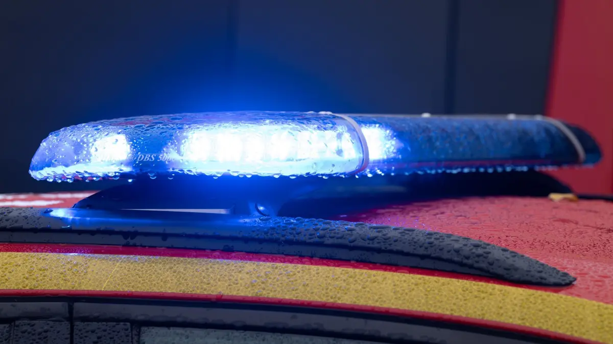 Feuerwehr: ARCHIV - 09.10.2025, Sachsen, Dresden: Ein Einsatzfahrzeug der Feuerwehr mit Blaulicht steht auf der Feuerwehr-Fachmesse «Florian». (zu dpa: «Brand in Dresden Kinder- und Jugendfarm Spielweise») Foto: Sebastian Kahnert/dpa +++ dpa-Bildfunk +++