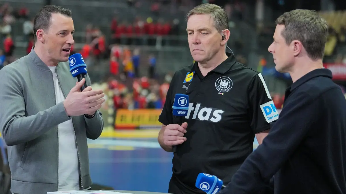 Handball im Fernsehen: ARCHIV - 21.01.2025, Dänemark, Herning: Handball: WM, Dänemark - Deutschland, Hauptrunde, Gruppe 1, 1. Spieltag, Jyske Bank Boxen, Deutschlands Bundestrainer Alfred Gislason (M) im ARD-Interview mit Ex-Nationalspieler Dominik Klein (l) und Alexander Bommes (r). Bei der Handball-WM gab für die Handballer hohe TV-Quoten. (zu dpa: «TV-Liebling Fußball: Frauen schlagen erneut die Männer») Foto: Sören Stache/dpa +++ dpa-Bildfunk +++