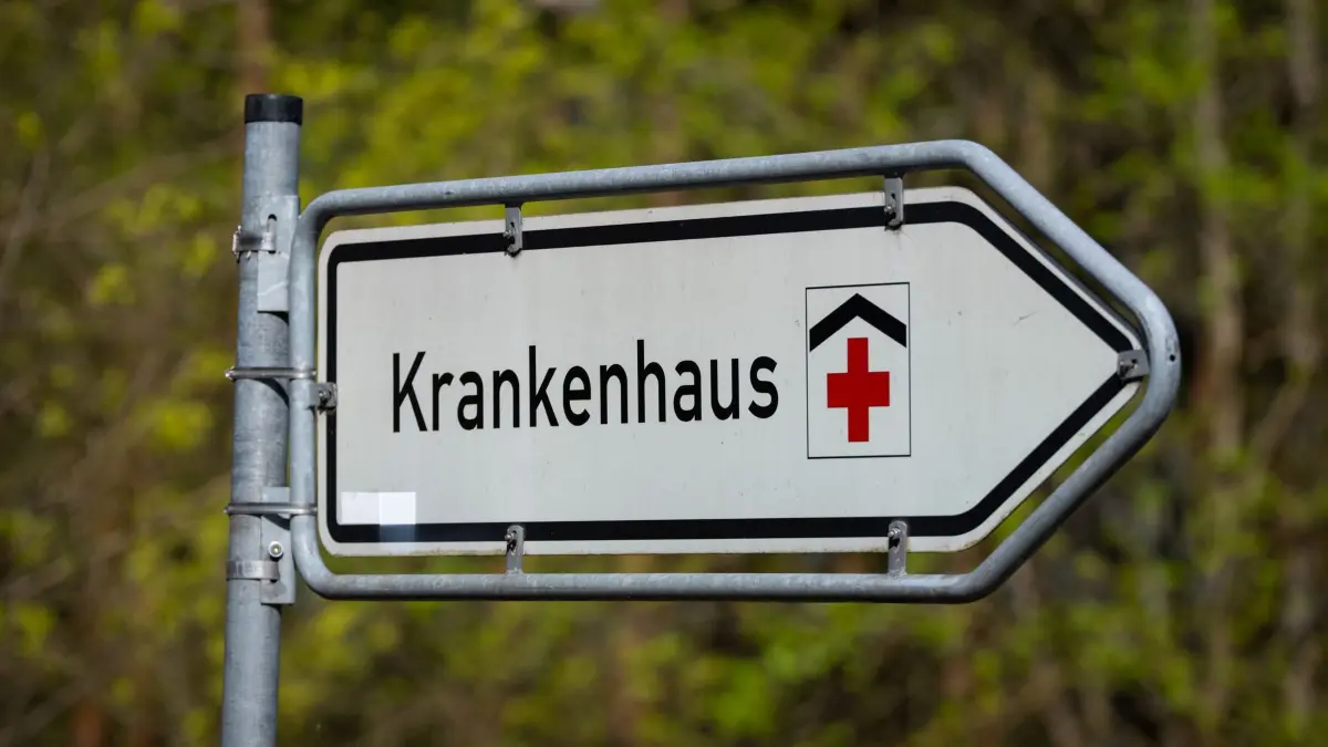 Krankenhaus: ARCHIV - 15.04.2025, Brandenburg, Hennigsdorf: Ein Schild weist den Weg zu einer Klinik. (zu dpa: «2026 wird entscheidendes Jahr für die Kliniken») Foto: Soeren Stache/dpa +++ dpa-Bildfunk +++