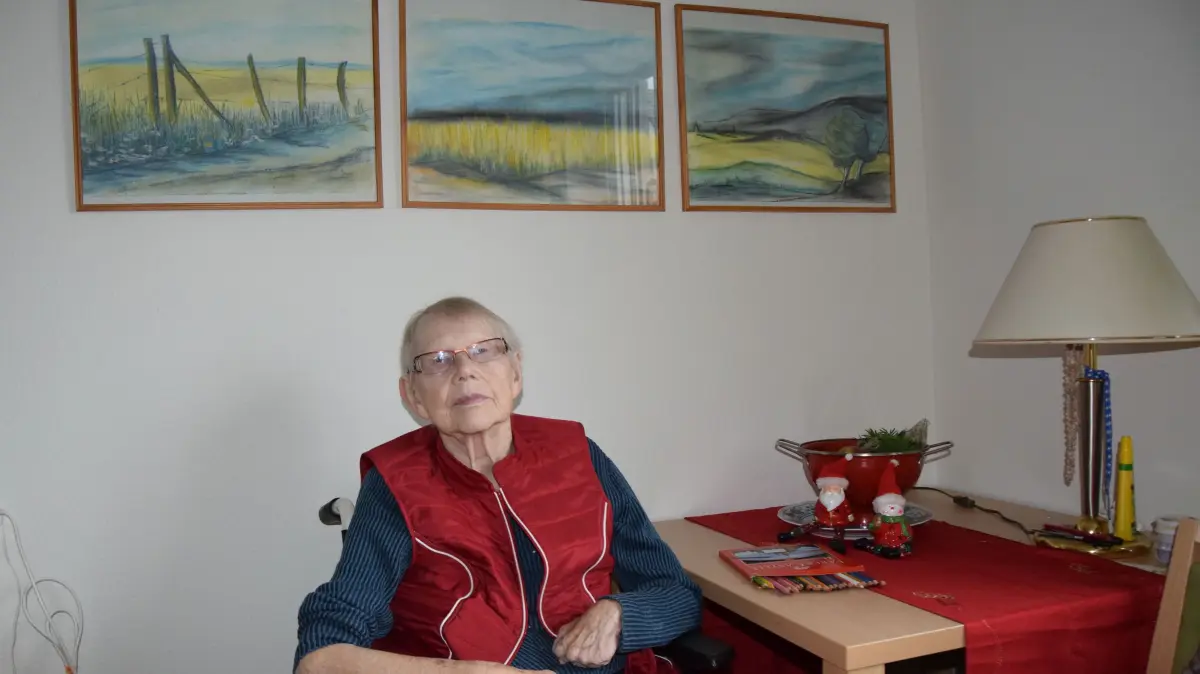 Erika Schlegel aus Hoyerswerda malt seit fünf Jahrzehnten für ihr Leben gern. Ihre Bilder schmücken jetzt auch das Altenheim, in dem sie lebt.