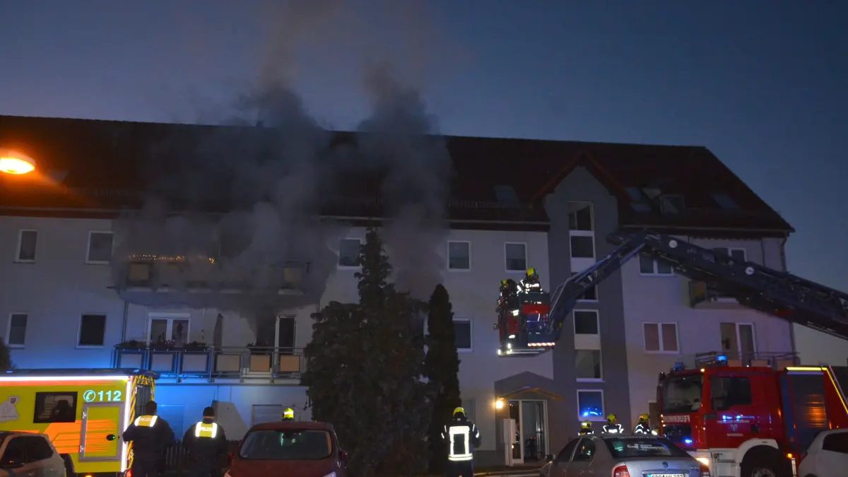 In Spremberg hat in der Lutz Thormann-Siedlung 2 eine Wohnung gebrannt. Zwei Personen konnten über eine Drehleiter in Sicherheit gebracht werden.
