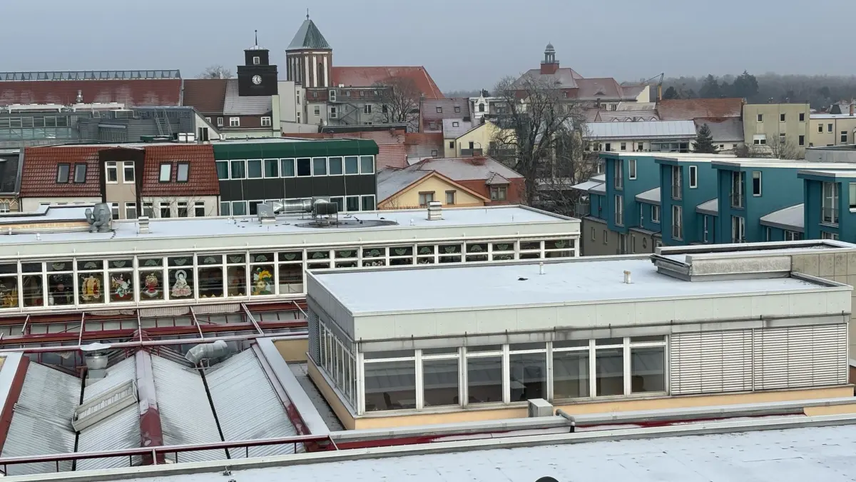 Am 27. Dezember hat sich der Winter in der Lausitz zurückgemeldet. Eine hauchdünne Schneedecke war unter anderem auf den Dächern der Senftenberger Innenstadt zu finden.