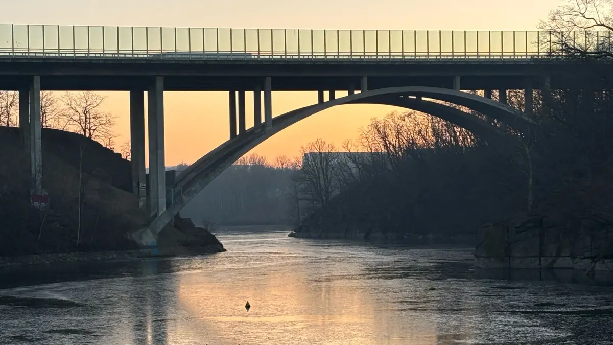 Reizvoller Blick in der Abenddämmerung auf die Spreetalbrücke der A4 zwischen den Anschlussstellen Bautzen-West und Bautzen-Ost.