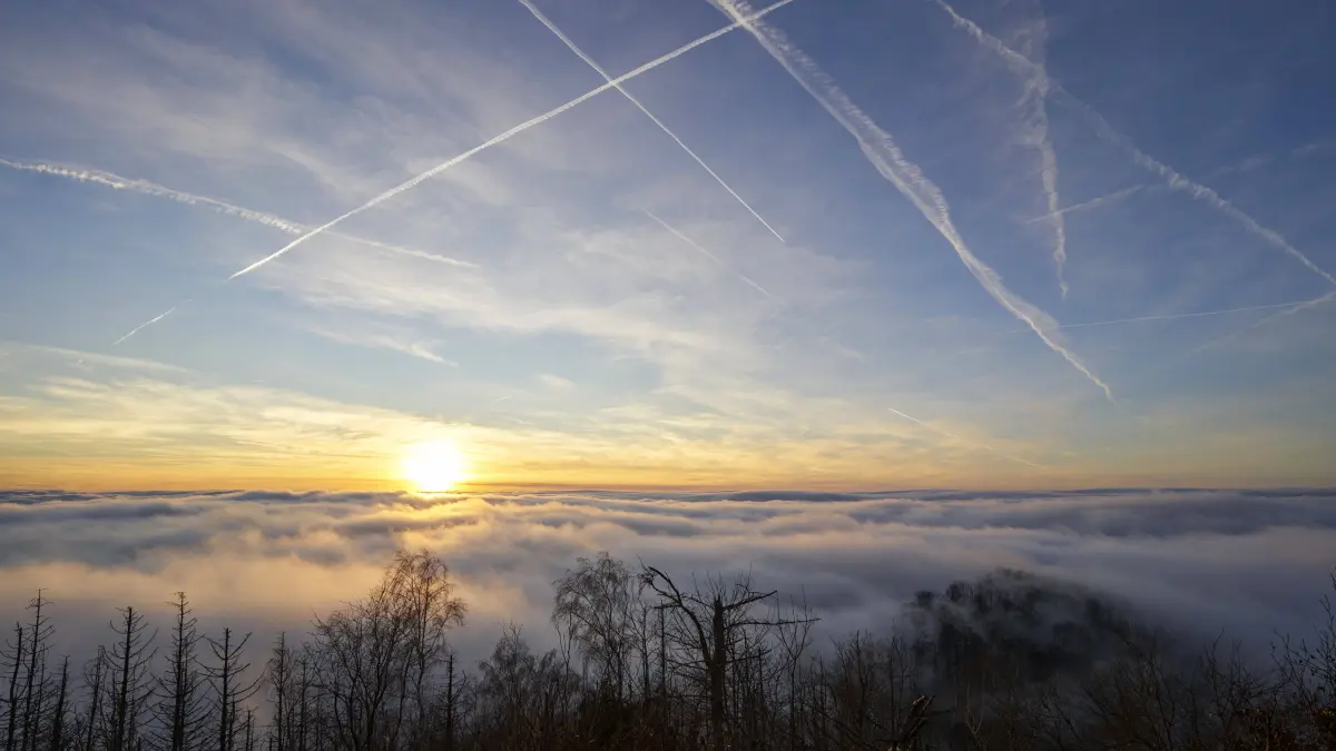 Blick über den Nebel im Tal bei einer Inversionswetterlage beim Sonnenuntergang am 27.12.2025 am Ravensberg bei Bad Sach: Blick über den Nebel im Tal bei einer Inversionswetterlage beim Sonnenuntergang am 27.12.2025 am Ravensberg bei Bad Sachsa im Südharz in Niedersachsen, Deutschland Sunsat on 27th of December at the Ravensberg near Bad Sachsa, lower saxony, Germany