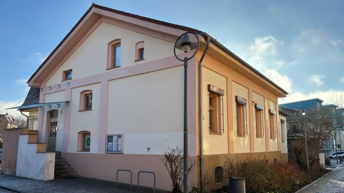 Das Senftenberger Einwohnermeldeamt in der Rathausstraße ist von der Erreichbarkeit her nicht gerade bürgerfreundlich. Insbesondere die Stufen sind für gehbehinderte Menschen ein Problem.