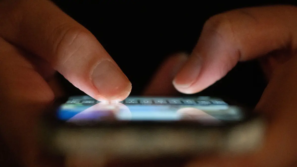 Person tippt auf einem Smartphone: ILLUSTRATION - Sparen statt Scrollen: Bei dieser Sparmethode gibt das eigene Smartphone-Nutzungsverhalten vor, wie viel Geld Woche für Woche im Sparschwein landen soll. (zu dpa: «Sparen mit Spaßfaktor: Diese 7 Methoden sollten Sie kennen») Foto: Sebastian Kahnert/dpa/dpa-tmn - Honorarfrei nur für Bezieher des dpa-Themendienstes +++ dpa-Themendienst +++