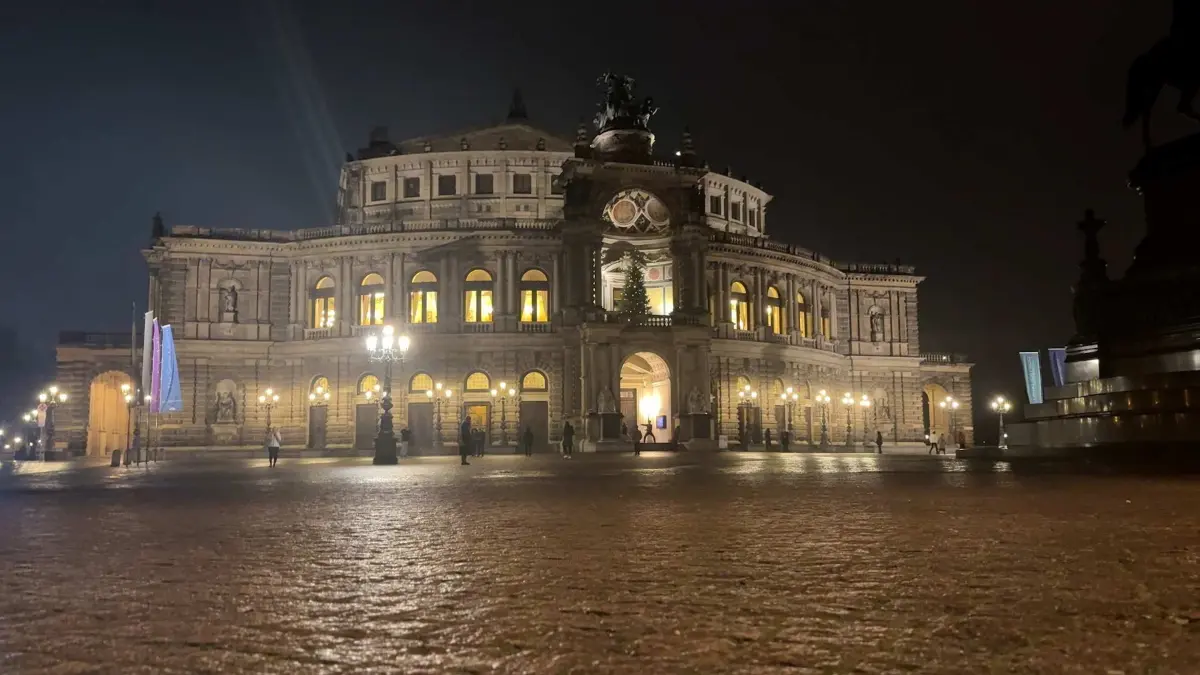 Datum: 27.12.2025 / Ort: Dresden
Es ist richtig glatt am spaeten Samstagabend in der historischen Dresdner Altstadt! Die Strassen und Plaetze, wie an der Semperoper, verwandelten sich schnell zur gefaehrlichen Rutschbahn. Passanten kaempften mit den glatten - und noch nicht vom Winterdiensten gestreuten - Wegen. Einige hielten sich an Strassenlaternen fest, hielten ihren Partner/in fest an der Hand, oder fielen sogar hin. Der Deutsche Wetterdienst (DWD) warnt vor einer verbreiteten Glatteisgefahr in Sachsen. Grundlage ist der aktuelle Warnlagebericht des DWD vom Samstagabend (27. Dezember 2025, 20.30 Uhr). Demnach besteht in der Nacht zum Sonntag die Gefahr von Glatteis durch gefrierenden Spruehregen. Regional koennen die Auswirkungen auch unwetterartig ausfallen.Autofahrer und Fussgaenger werden zur Vorsicht aufgerufen. Zusaetzlich zur Glatteisgefahr erwartet der DWD Frost in der Nacht zum Sonntag mit Temperaturen bis minus fuenf Grad.