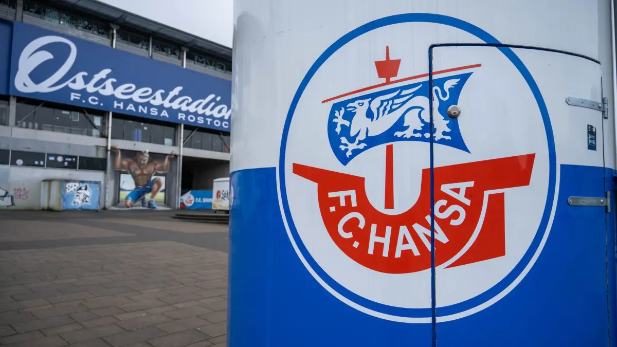 FC Hansa Rostock: ARCHIV - 21.12.2024, Mecklenburg-Vorpommern, Rostock: Ein Getränkestand mit dem Logo des Drittligisten FC Hansa Rostock steht vor dem Ostseestadion. Am 28. Dezember wird der FC Hansa Rostock 60 Jahre alt. (zu dpa: «60 Jahre Hansa Rostock: Ein «sehr, sehr spezieller» Verein») Foto: Stefan Sauer/dpa +++ dpa-Bildfunk +++