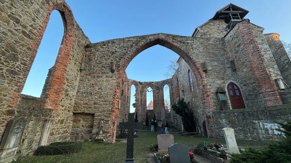 Impression der Ruine der Bautzener Nikolaikirche. Einen Zusammenhang mit der Schlacht um Bautzen im April 1945 gibt es hier indes nicht.
