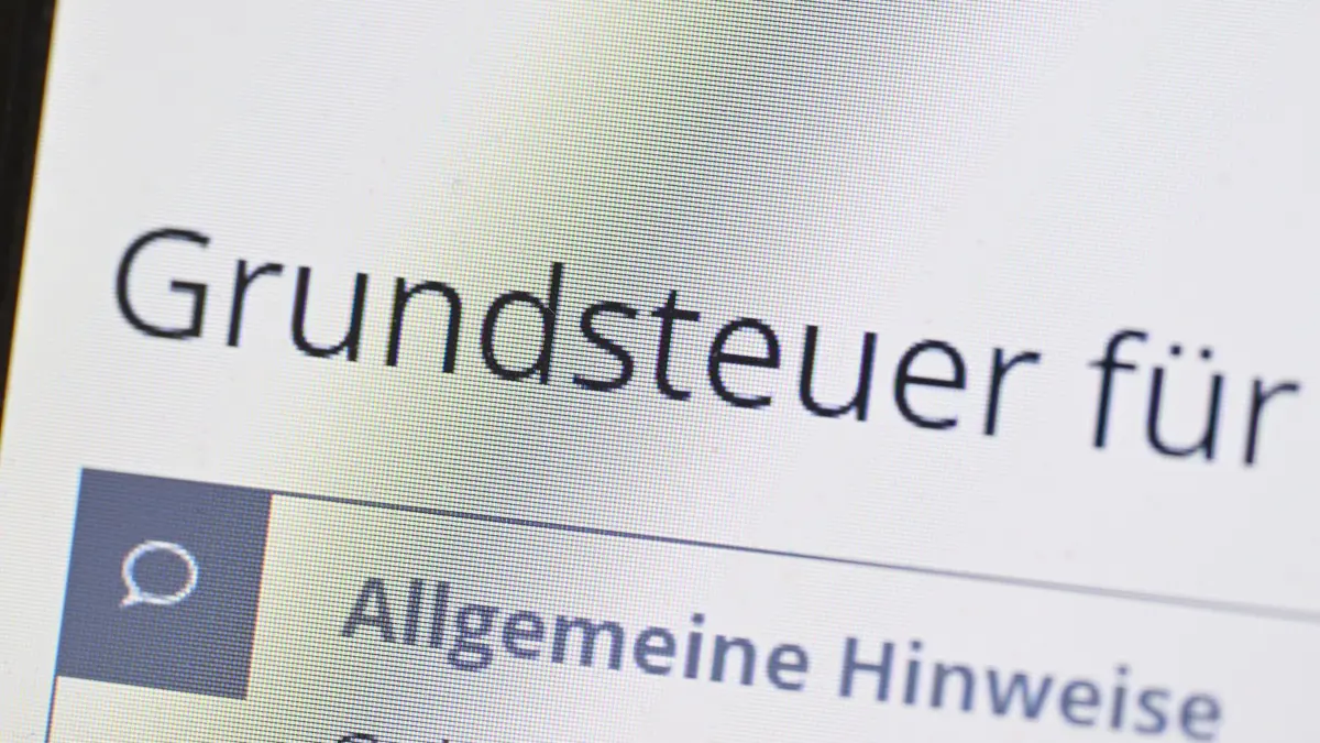 Das Wort Grundsteuer erscheint auf einem Computerbildschirm: ARCHIV - Kämpfen Sie bei Ihrer vermieteten Immobilie mit Leerstand, Mietnomadentum oder Zahlungsunfähigkeiten? Dann kann Ihnen ein Teil der Grundsteuer erlassen werden. (zu dpa: «Mietausfall? So können Vermieter Grundsteuer sparen») Foto: Bernd Weißbrod/dpa - Honorarfrei nur für Bezieher des Dienstes dpa-Magazin +++ dpa-Magazin +++