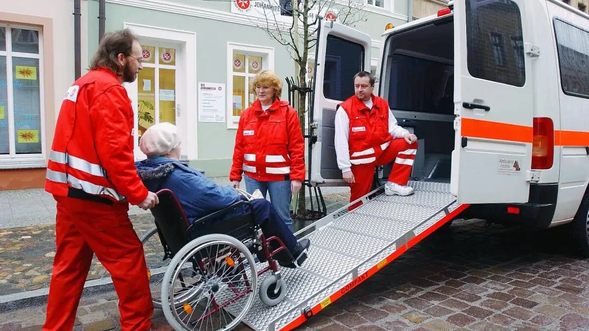 Für Krankenfahrten verfügen die Johanniter über speziell ausgestattete Fahrzeuge.