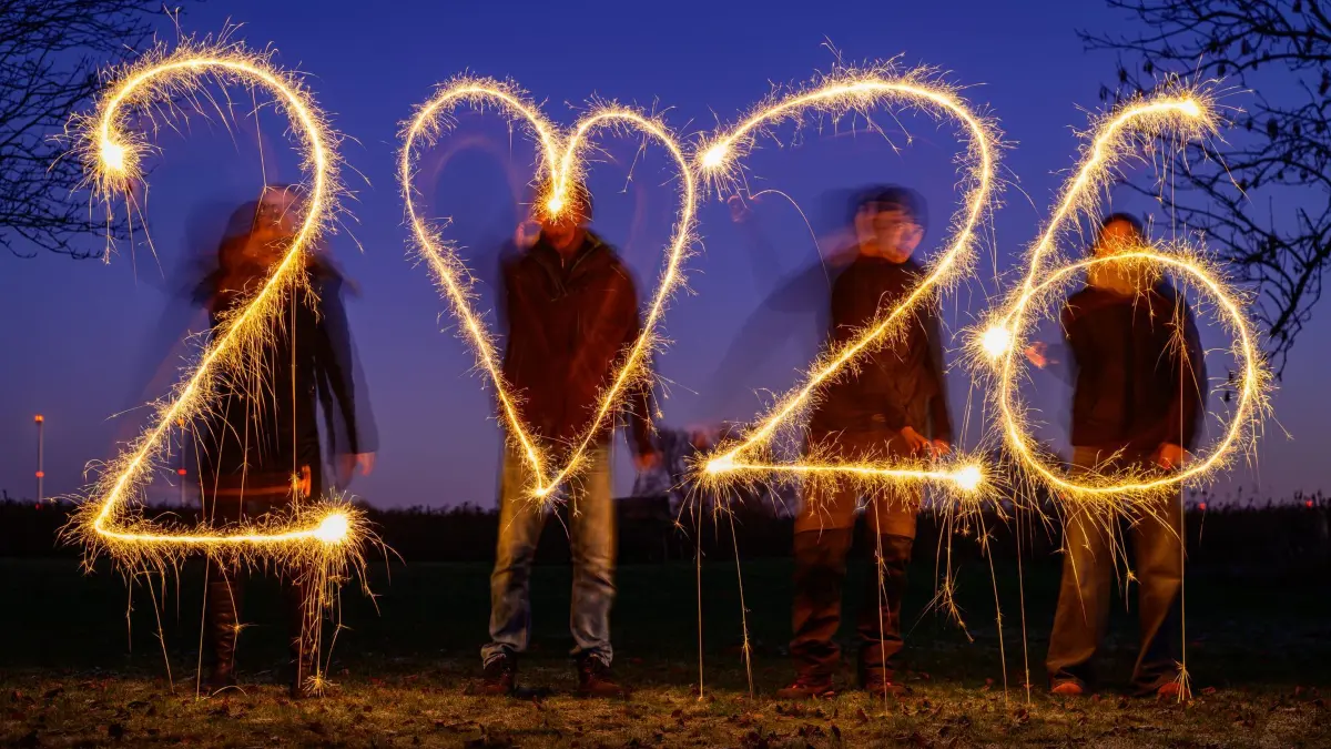Jahreszahl 2026: ILLUSTRATION - 28.12.2025, Brandenburg, Petersdorf: Vier Personen schreiben mit Wunderkerzen die Jahreszahl 2026 vor dem Abendhimmel (gestellte Aufnahme mit Langzeitbelichtung). Foto: Patrick Pleul/dpa +++ dpa-Bildfunk +++