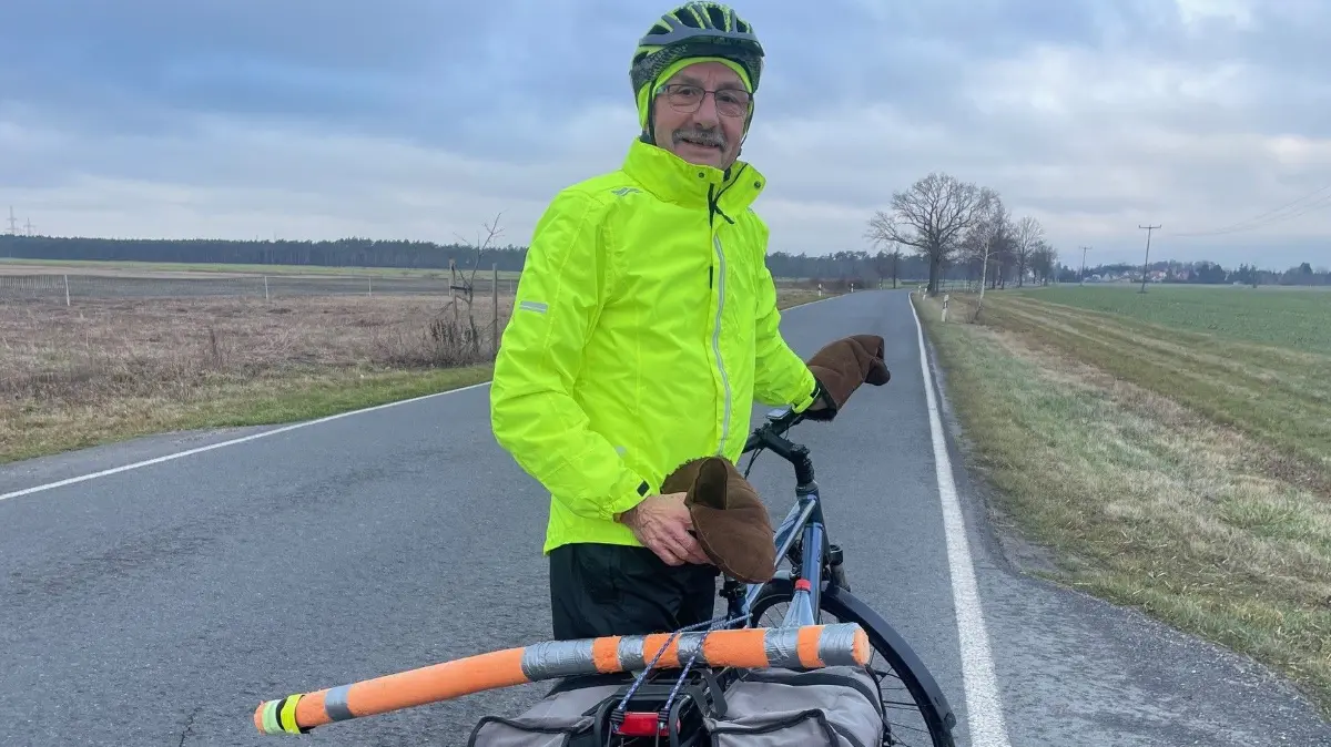 Lutz Jentzsch aus Zobersdorf, Ortsteil der Stadt Bad Liebenwerda, ist pensionierter Radfahrer. Weshalb er immer öfter die Poolnudel am Rad ausfährt.