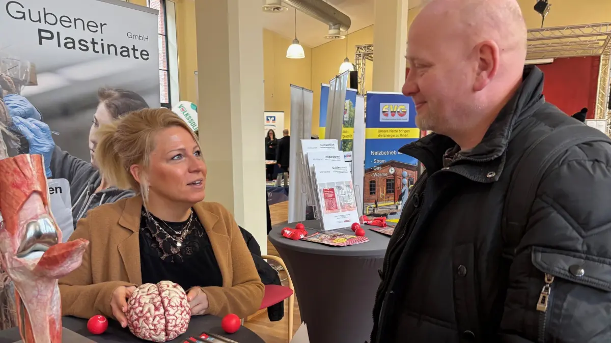 Nicole Dentz von der Plastinate GmbH in Guben erläutert Maik Schulz auf dem Rückkehrertag, welche Stellen aktuell frei sind. Der Gubener sucht einen Job.