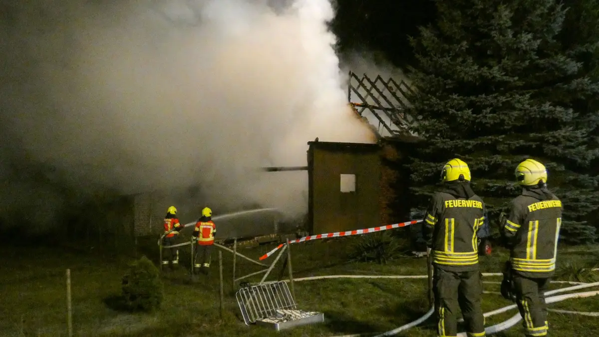 Bronkow, OT Saadow – 28. Dezember 2025 – Am Sonntagnachmittag wurden die Feuerwehren aus dem Amt Altdöbern sowie die Feuerwehr Calau um 15:45 Uhr zu einem gemeldeten Gebäudebrand in den Ortsteil Saadow alarmiert.Beim Eintreffen der ersten Einsatzkräfte stand ein Einfamilienhaus teilweise in Vollbrand. Aufgrund der Lage und der hohen Brandlast wurden umgehend weitere Kräfte aus den umliegenden Gemeinden nachalarmiert, insbesondere mehrere Tanklöschfahrzeuge, um eine ausreichende Wasserversorgung sicherzustellen.Die Brandbekämpfung erfolgte unter anderem über die Teleskopleiter der Feuerwehr Calau. Parallel dazu gingen Einsatzkräfte im Innenhof sowie seitlich am Gebäude jeweils mit Atemschutztrupps zur Brandbekämpfung vor. Um versteckte Brandherde zu erreichen, wurde im weiteren Verlauf das Dach geöffnet, damit verbliebene Glutnester gezielt abgelöscht werden konnten.Insgesamt waren rund 70 Einsatzkräfte im Einsatz. Die Nachlöscharbeiten zogen sich bis in die Abendstunden und dauerten voraussichtlich bis etwa 21 bis 22 Uhr an.Erfreulicherweise kamen bei dem Brand keine Menschen und keine Tiere zu Schaden. Die Polizei hat die Ermittlungen zur Brandursache aufgenommen.
