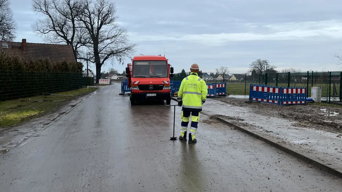 Die NBB Netzgesellschaft Berlin-Brandenburg - in Forst für die Medien Gas, Wasser und Strom zuständig - hatte ihre Bauarbeiten wie geplant zum 19. Dezember 2025 abgeschlossen. Inzwischen wurde die Baustelle an die Deutsche Bahn übergeben.