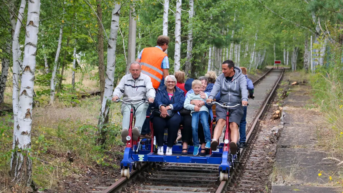Bisher fahren nur Draisinen auf der alten Herrnhuter Bahnlinie wie hier im Rahmen des Familientags bei der Herrnhuter Sterne Manukatur.