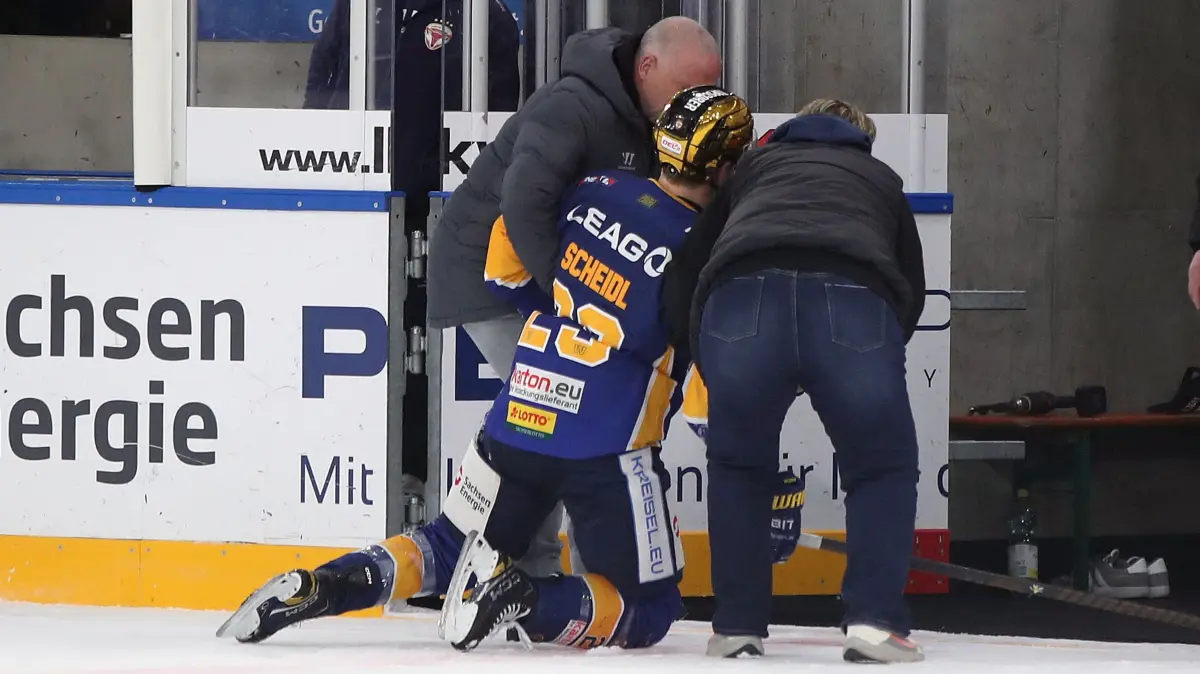 Lausitzer Fuechse vs. EV Landshut: 30.12.2025, Weisswasser, Lausitzer Fuechse vs. EV Landshut
Lane Scheidl (23, Lausitzer Fuechse) verletzt vom Eis