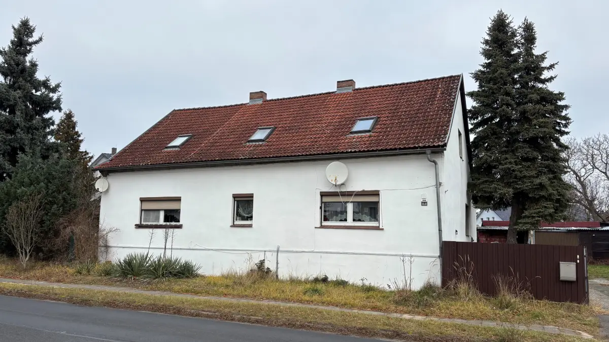 Direkt gegenüber der Traditionsgaststätte Zu Byttna in Straupitz: dieses Einfamilienhaus wird versteigert.