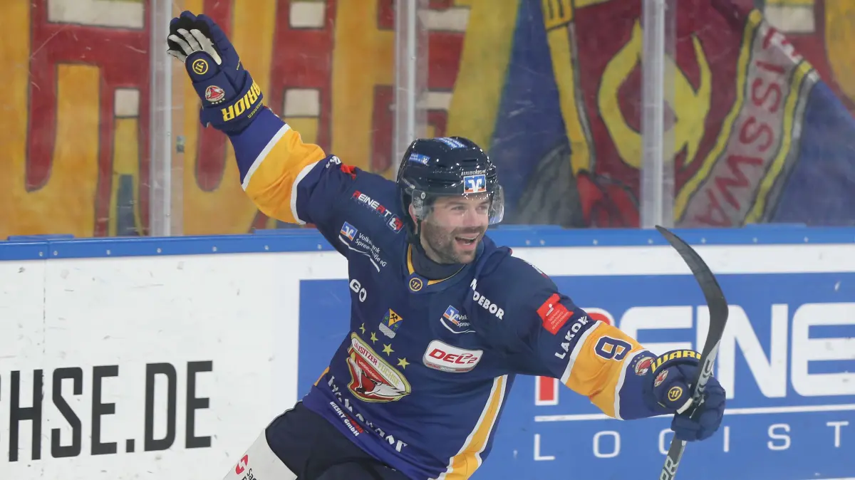 Lausitzer Fuechse vs. EV Landshut: 30.12.2025, Weisswasser, Lausitzer Fuechse vs. EV Landshut
Jubel Adam Brady (9, Lausitzer Fuechse)