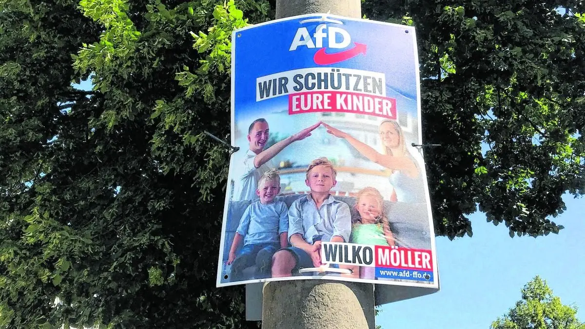 Vor dem Landgericht Frankfurt (Oder) geht es um dieses Plakat von Wilko Möller im Landtagswahlkampf 2024. (Archivfoto)