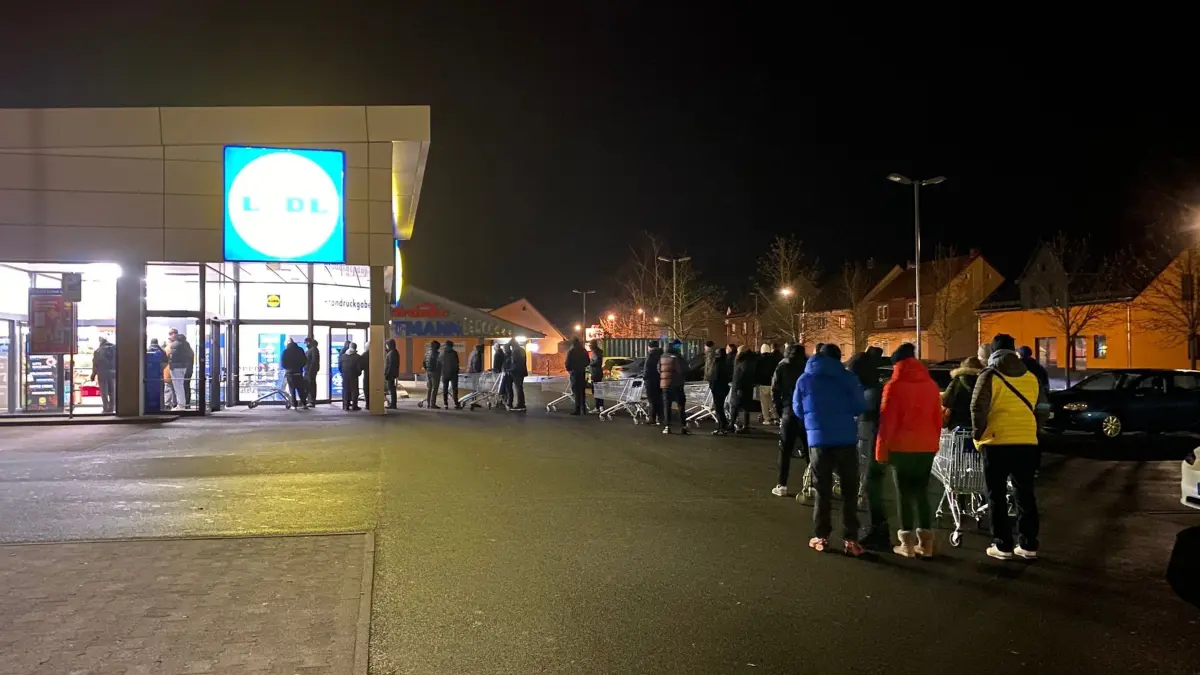 Auch in Bad Liebenwerda haben Feuerwerksfans am ersten Verkaufstag schon weit vor Ladenöffnung Schlange an einem Supermarkt gestanden.