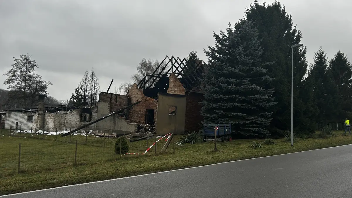 In Saadow (Gemeinde Bronkow) ist ein Einfamilienhaus durch einen Brand zerstört worden. Für den Bewohner ist jetzt eine Spendenaktion angelaufen.