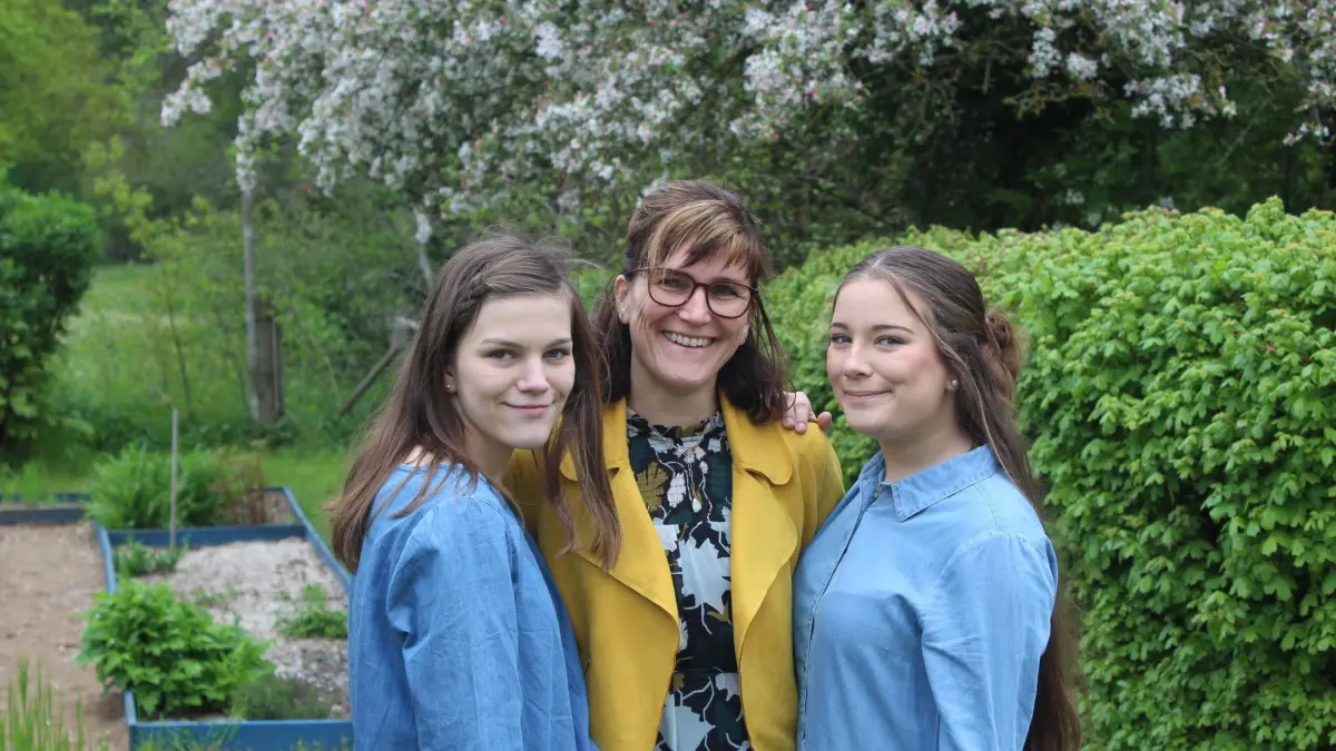 Silvana Woite (Mitte) mit ihren Töchtern Jette (links) und Leonie. Nach dem Brand stehen sie vor großen Herausforderungen.