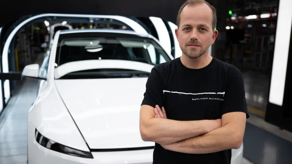 Tesla Gigafactory Berlin-Brandenburg: ARCHIV - 16.12.2025, Brandenburg, Grünheide: André Thierig, Werksleiter der Tesla Gigafactory Berlin-Brandenburg, steht in der Endkontrolle der Fabrik. (zu dpa: «Tesla rechnet mit Produktionssteigerung in deutschem Werk») Foto: Sebastian Gollnow/dpa +++ dpa-Bildfunk +++
