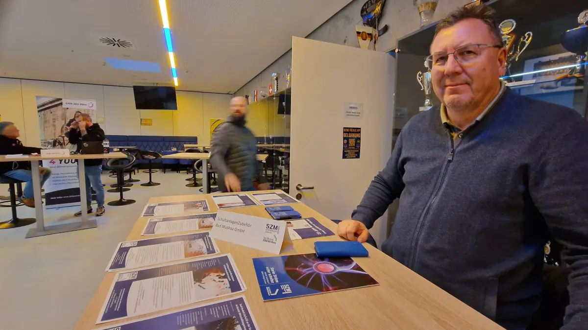 Ein ganzes Paket von Job-Angeboten hatte Maik Domel mitgebracht - und gute Gespräche beim Karrieretag in Weißwasser geführt. Der Geschäftsführer der SZM Schaltanlagen Zubehör Bad Muskau GmbH war erstmals in der Eis-Arena dabei.