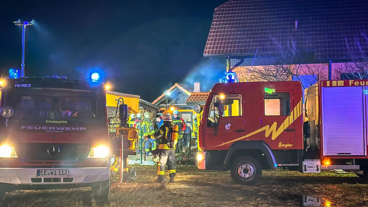 In der Neujahrsnacht wurde die Feuerwehr zu einem Brand in Beutersitz gerufen. Was bisher bekannt ist.