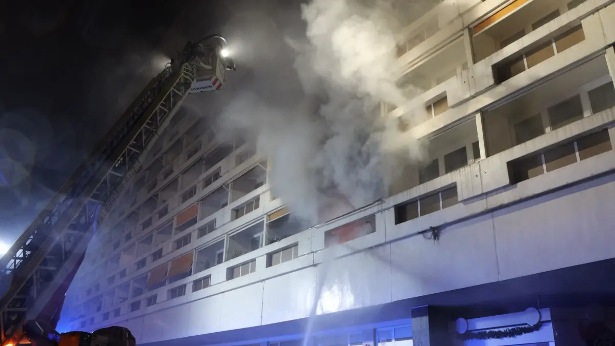 Großeinsatz in der Silvesternacht: Bei einem Wohnungsbrand in Cottbus an der Stadtpromenade müssen fünf Menschen ins Krankenhaus eingeliefert werden.