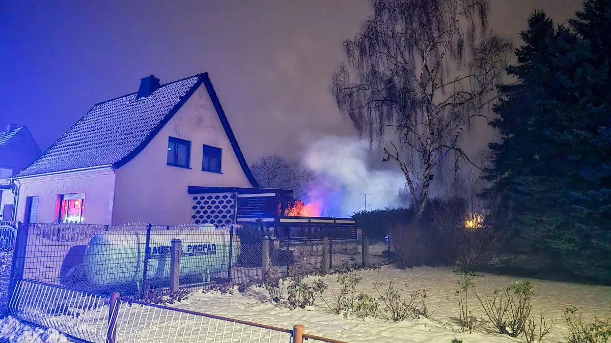 Am frühen Silvesterabend musste die Feuerwehr Lauchhammer in Kleinleipisch ein Feuer in einem Nebengebäude löschen.