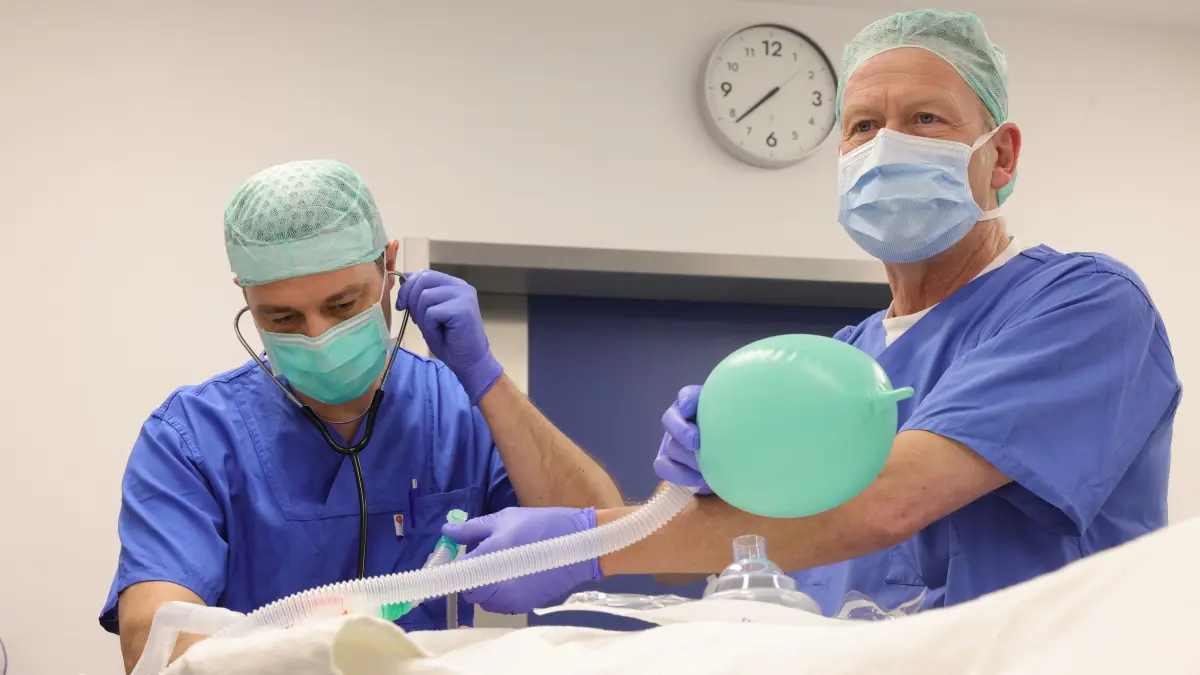 Das Pflege- und Ärzteteam das Anästhesiologie begleitet Patienten vor, während und nach der Operation.