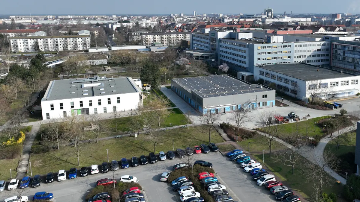 Luftaufnahme vom 13. März 2024
Carl-Thiem-Klinikum Cottbus (CTK)
Parkplatz, Zentralküche
von der Welzower Strasse aus fotografiert