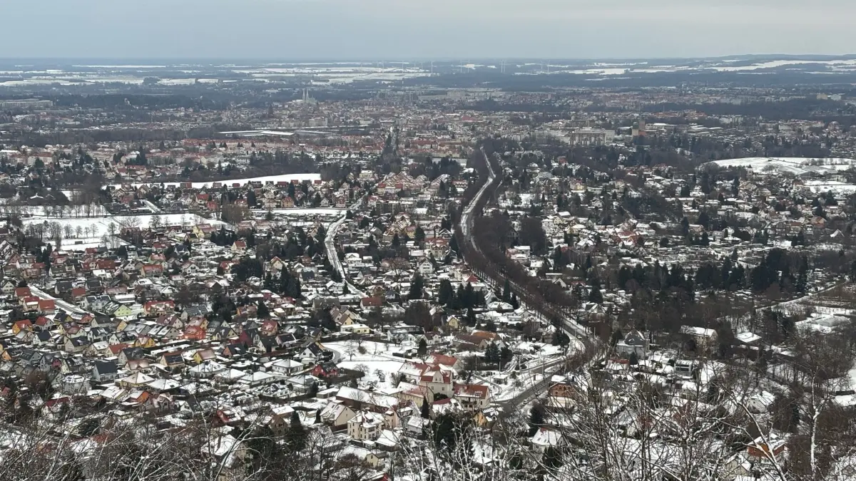 Die Aussicht vom historischen Aussichtsturm auf der Landeskrone auf Görlitz ist gerade jetzt im Winter ein Erlebnis. Geradezu heimelig breitet sich die Stadt unter des Wanderers Füßen aus.