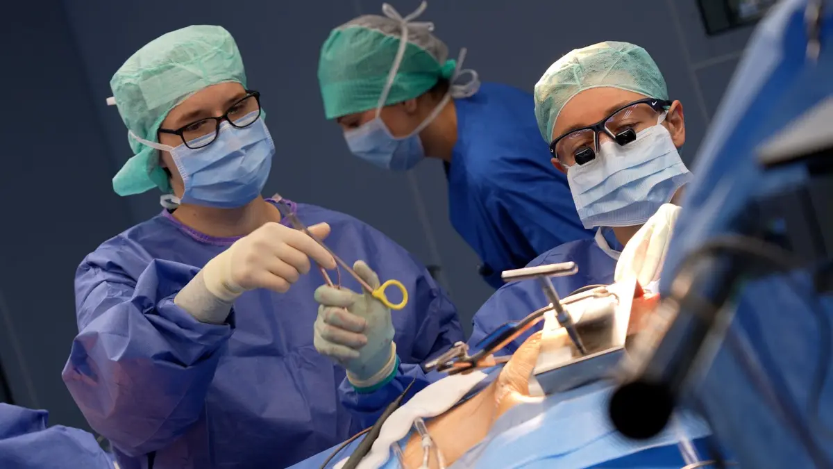 Im OP-Saal des Cottbuser Herzzentrums sitzt jeder Handgriff. Das Team gibt Patienten neue Hoffnung.
