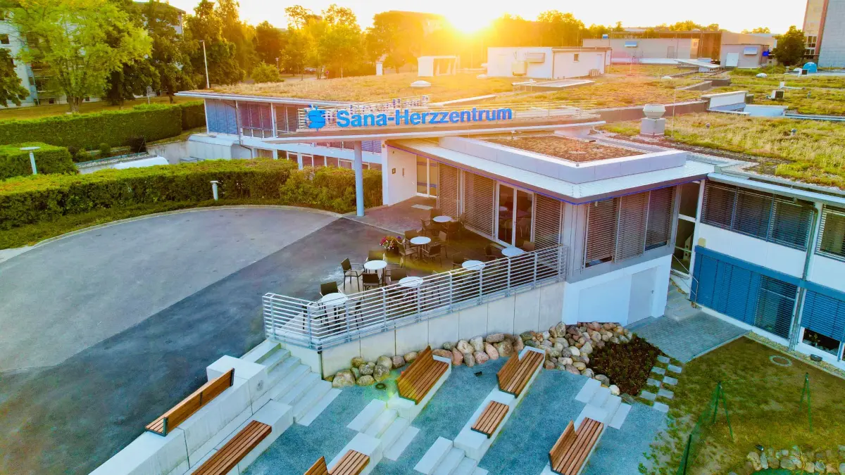 Seit der ersten Operation am offenen Herzen im Land Brandenburg am 7. Juni 1995 ist das Sana-Herzzentrum Cottbus der Grant für Herzgesundheit in der Lausitz. In den vergangenen 30 Jahren hat sich das Haus zu einem medizinischen Exzellenzzentrum entwickelt. Das Team ist Hoffnungsgeber, Lebensretter und Anker für die Patienten.