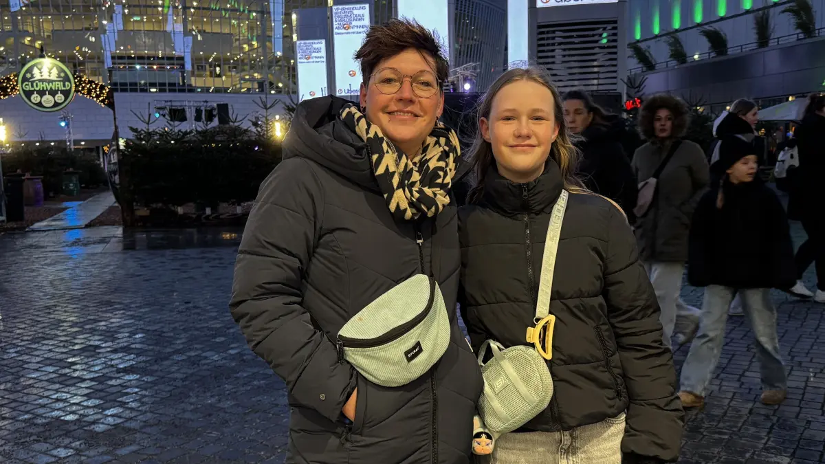 Zahide live: Emma und Mutter Denise warten auf den Einlass.