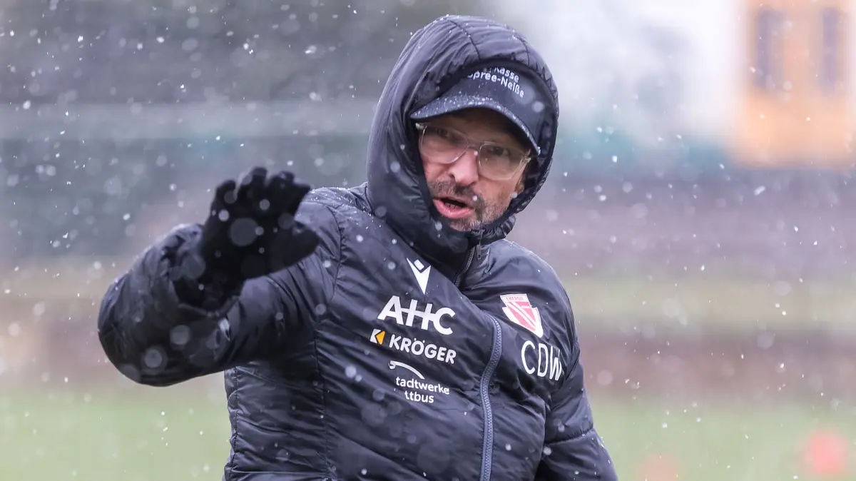 3. Liga Saison 2025/26 Trainingsauftakt FC Energie Cottbus: Fußball: Dritte Liga, FC Energie Cottbus - Trainingsauftakt Eliaspark: Cheftrainer Claus-Dieter Wollitz begrüßt Fans und Medienvertreter beim Trainingsauftakt des 1. FC Energie Cottbus.
Der Verein bestreitet die Vorbereitung auf die zweite Halbserie in Cottbus. Voraussichtlich wird es drei Testspiele geben. Das erste Rückrundenspiel absolviert Energie am 17. Januar beim 1. FC Saarbrücken.