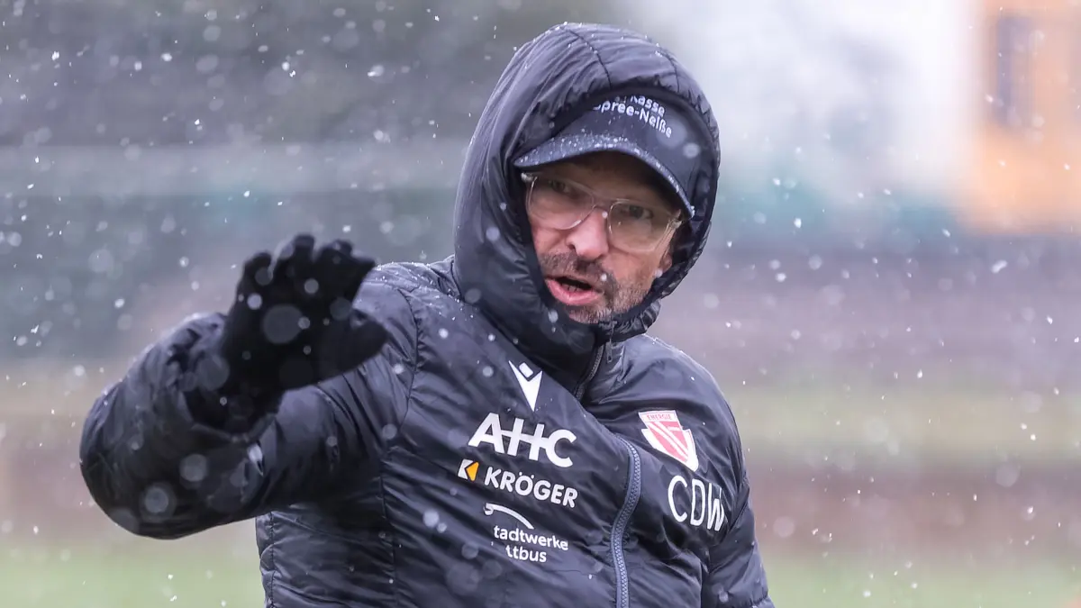 3. Liga Saison 2025/26 Trainingsauftakt FC Energie Cottbus: Fußball: Dritte Liga, FC Energie Cottbus - Trainingsauftakt Eliaspark: Cheftrainer Claus-Dieter Wollitz begrüßt Fans und Medienvertreter beim Trainingsauftakt des 1. FC Energie Cottbus.
Der Verein bestreitet die Vorbereitung auf die zweite Halbserie in Cottbus. Voraussichtlich wird es drei Testspiele geben. Das erste Rückrundenspiel absolviert Energie am 17. Januar beim 1. FC Saarbrücken.