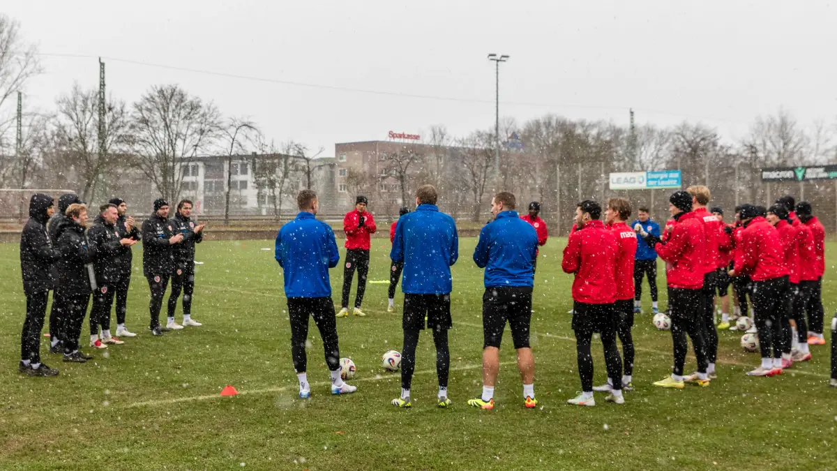 3. Liga Saison 2025/26 Trainingsauftakt FC Energie Cottbus: Fußball: Dritte Liga, FC Energie Cottbus - Trainingsauftakt Eliaspark: Die Mannschaft steht zusammen beim Trainingsauftakt des 1. FC Energie Cottbus.
Der Verein bestreitet die Vorbereitung auf die zweite Halbserie in Cottbus. Voraussichtlich wird es drei Testspiele geben. Das erste Rückrundenspiel absolviert Energie am 17. Januar beim 1. FC Saarbrücken.