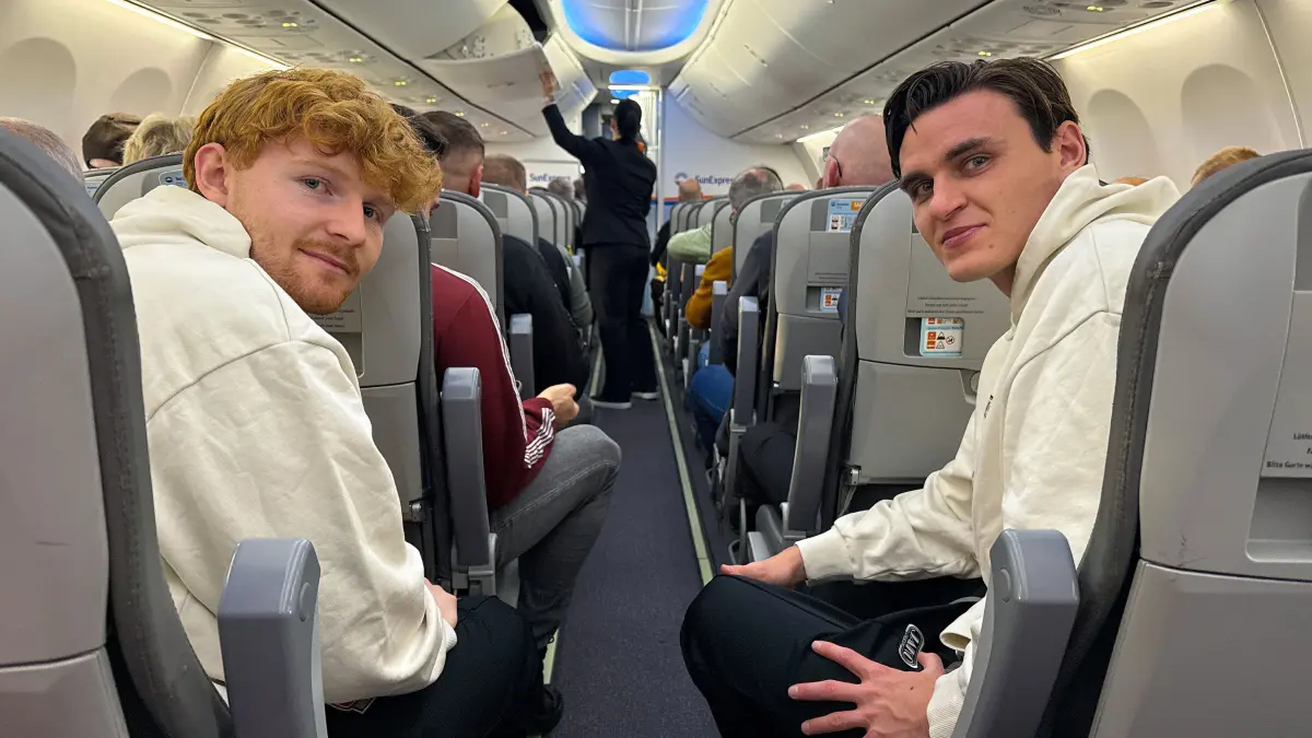 v.l.: die Neuzugänge Robert Wagner und Thomas Keller in der Boeing 737 der Sunexpress auf dem Weg nach Antalya ins Trainingslager,
SG Dynamo Dresden, Trainingslager in Lara / Türkei, Wintertrainingslager, Fußball, Fussball, 2. Bundesliga, Zweite Liga, Saison 2025/2026, Antalya, Trainingscamp, 03.01.2026,
Foto: Lutz Hentschel