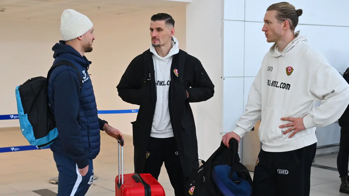 v.l.: Maximilian Wolfram (1860 München), Stefan Kutschke und Vinko Sapina,
Ankunft auf dem Flughafen Antalya,
SG Dynamo Dresden, Trainingslager in Lara / Türkei, Wintertrainingslager, Fußball, Fussball, 2. Bundesliga, Zweite Liga, Saison 2025/2026, Antalya, Trainingscamp, 03.01.2026,
Foto: Lutz Hentschel