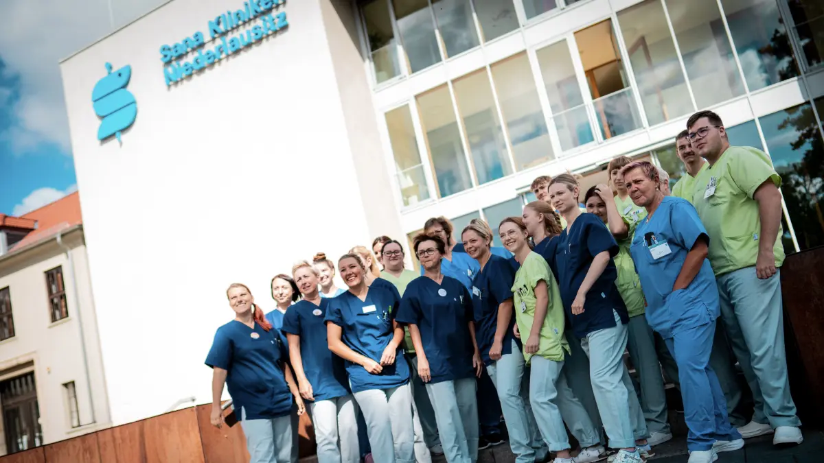 Mit Kompetenz, Herz und Engagement ist das #TeamSKN, zu dem auch diese Mitarbeitenden gehören, für die Patienten in der Niederlausitz im Einsatz. 365 Tage im Jahr. Rund um die Uhr.