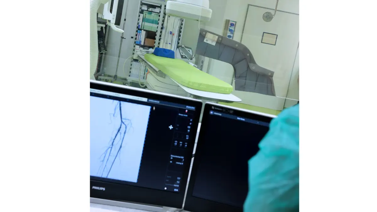 Die hochmoderne Angiographie-Anlage in den Sana Kliniken Niederlausitz macht feinste Gefäße sichtbar und behandelbar - ohne schädliche Kontrastmittel.