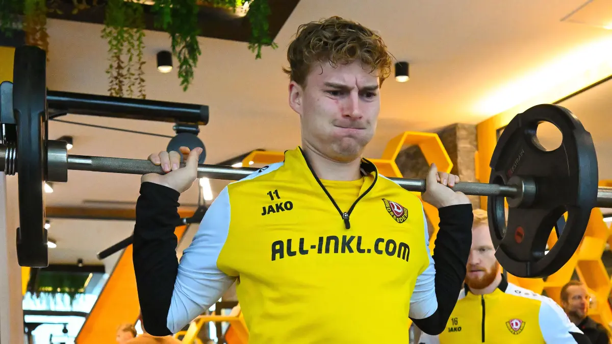 Dominik Kother, dahinter Nils Fröling,
Krafteinheit im Fitnessraum des Teamhotel "Fame Residence Lara & Spa",
SG Dynamo Dresden, Trainingslager in Lara / Türkei, Wintertrainingslager, Fußball, Fussball, 2. Bundesliga, Zweite Liga, Saison 2025/2026, Antalya, Mannschaftshotel, Hotel, Fame Residence, Trainingscamp, 04.01.2026,
Foto: Lutz Hentschel