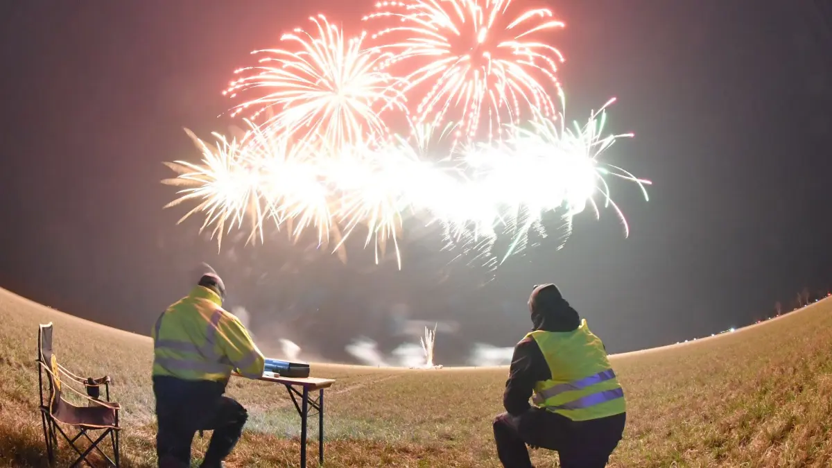 Silvester-Nachfeier mit gigantischem Feuerwerk über Krauschütz. Veranstwortlich für das Spektakel waren der leidenschaftliche Pyrotechniker Michael Möbius aus Elsterwerda und sein Fachkunde-Kollege Alexander Lehmann aus Mannheim